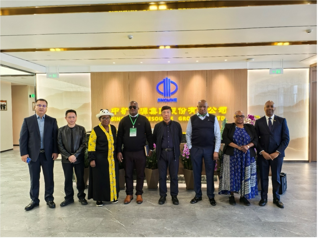 津巴布韦马斯温戈省省长一行到访milan米兰资源集团总部