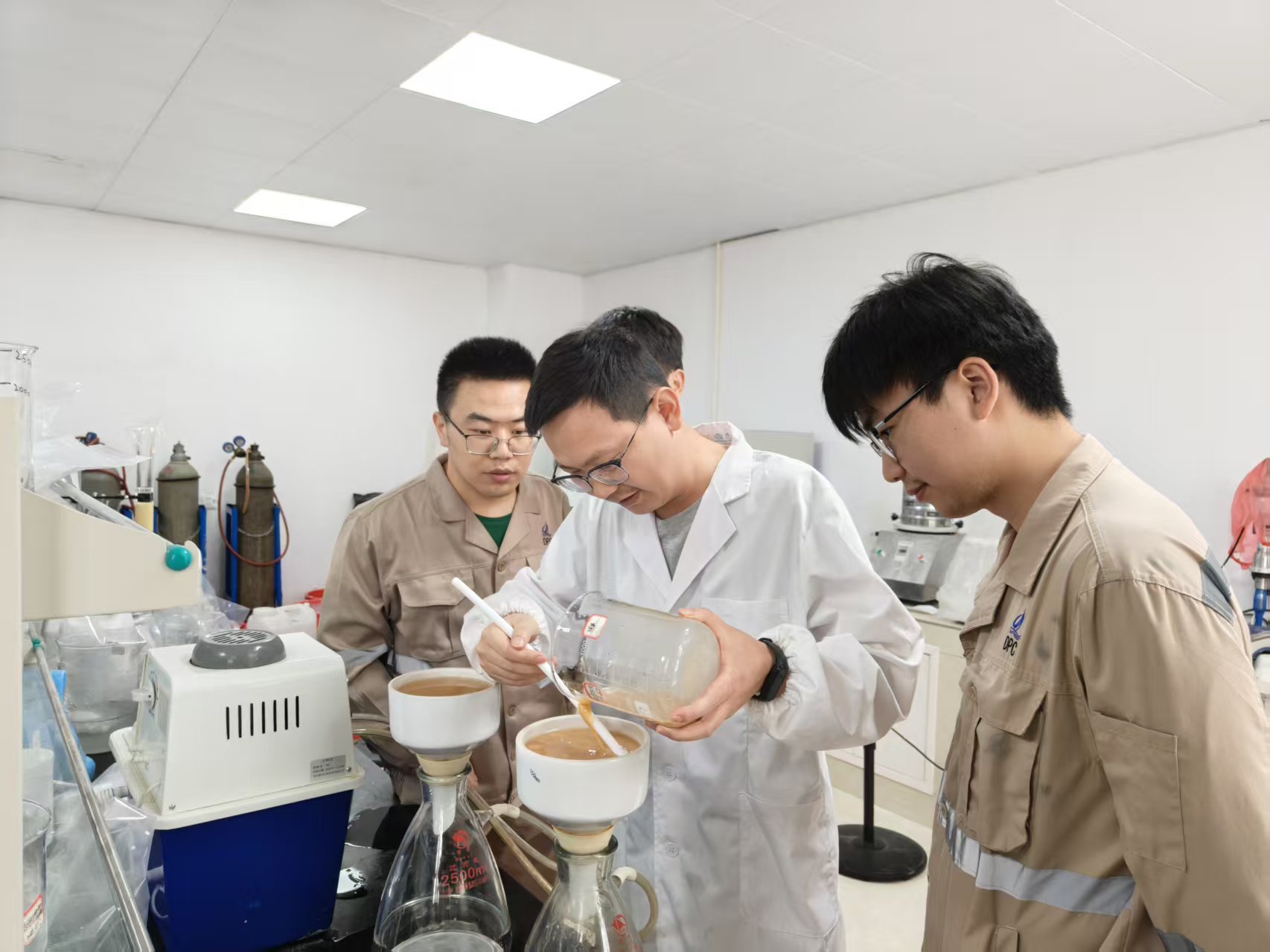 扎根锂业，攻坚路上让“锂”想花开｜milan米兰锂业研发部90后工程师徐苗